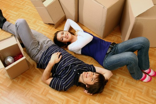 Local moving truck service near Edgware residential streets